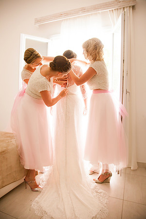 3 παράνυμφοι φροντίζουν το νυφικό | 3 bridesmaids fixing bride's dress, Santorini